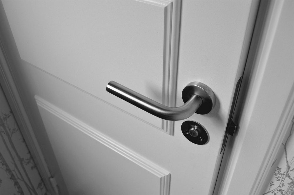 door creaking sound