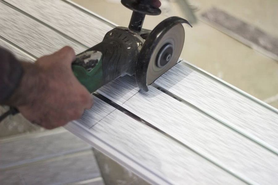 how do you cut vinyl siding