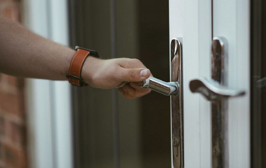 how to fix squeaky door